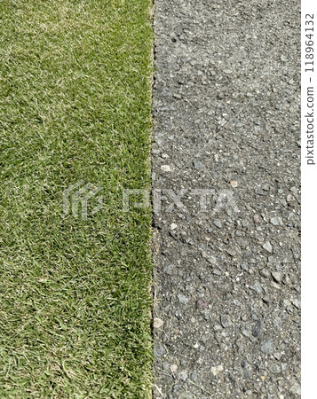 The boundary between the grass and asphalt at a cutting height of 2cm 118964132