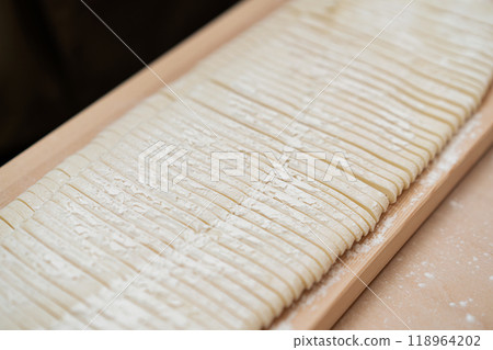 Hand-made udon 118964202