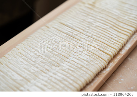 手工烏冬面 118964203