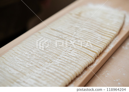 Hand-made udon 118964204