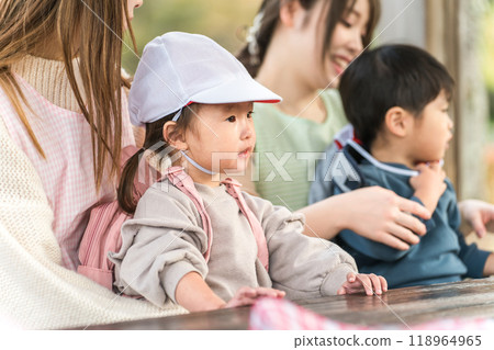 保育員婦女和幼兒園兒童(保育園/幼兒園護士)在秋季公園散步/遊覽 保育員婦女和幼兒園兒童(保育園/幼兒園護士)在秋季公園散步/遊覽 118964965