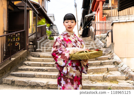 和服女人帶著禮物 118965125