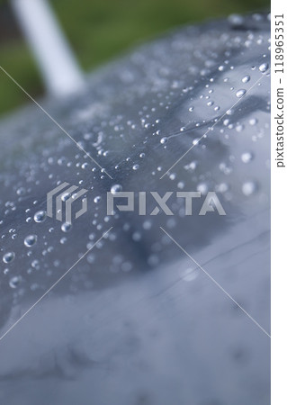 帶雨滴的乙烯基雨傘 118965351