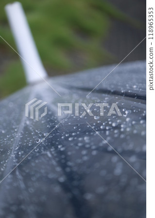 帶雨滴的乙烯基雨傘 帶雨滴的乙烯基雨傘 118965353