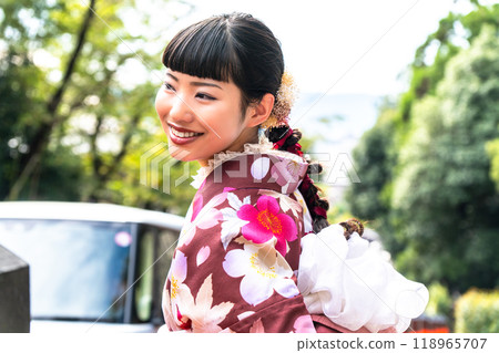 一個穿著和服的女人在鎮上散步 118965707