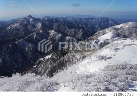 Spectacular winter mountain scenery: The frost-covered trees on Mt. Gozaisho and Mt. Kamagadake 118965753