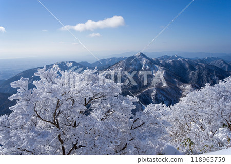 Spectacular winter mountain scenery: The frost-covered trees on Mt. Gozaisho and Mt. Kamagadake 118965759
