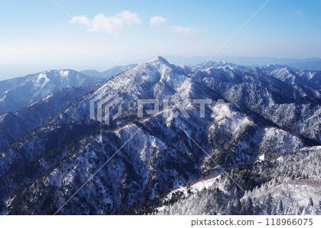 [Amazing snowy mountain view] Mt. Kamagadake seen from the top of Mt. Gozaisho 118966075
