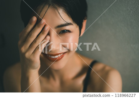 Beauty image of a woman in her 30s with a very short hairstyle 118966227