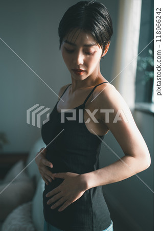 Body care for women in their 30s with short hair 118966242