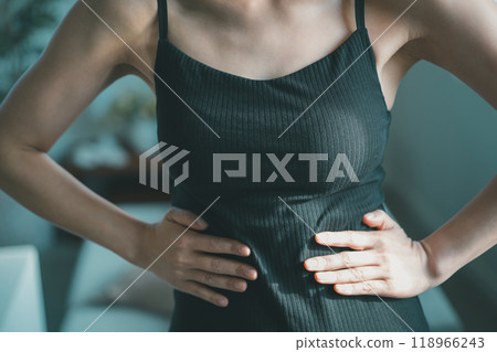 Young woman's belly 118966243