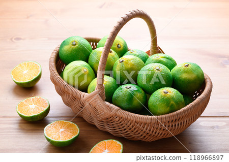 Mandarins in a fruit basket (early mandarins) 118966897