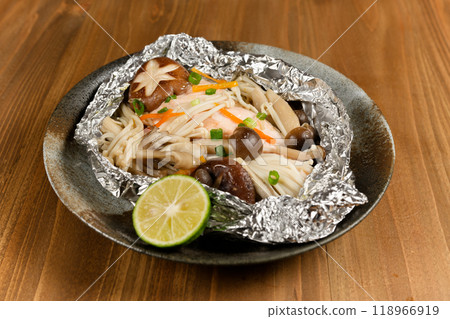 Salmon and mushrooms baked in foil 118966919