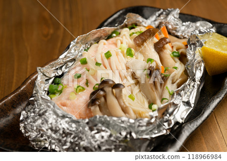 Salmon and mushrooms baked in foil 118966984