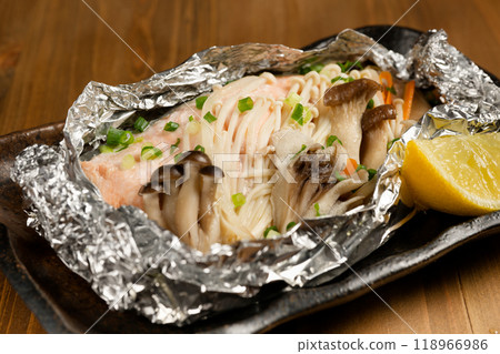 鋁箔烤鮭魚和蘑菇 118966986