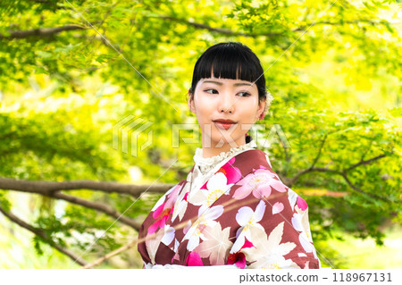 一個穿著和服的女人在鎮上散步 一個穿著和服的女人在鎮上散步 118967131