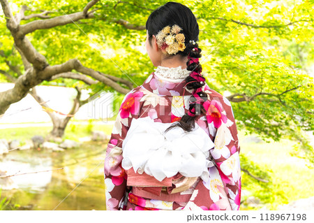 一個穿著和服的女人在鎮上散步 一個穿著和服的女人在鎮上散步 118967198