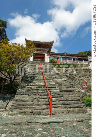 Wakaura Tenmangu Shrine with its steep stone steps 118967252