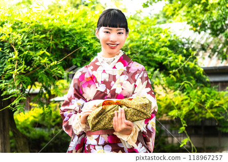 和服女人帶著禮物 118967257