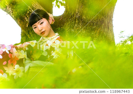 穿著和服的女人擺出姿勢 118967443