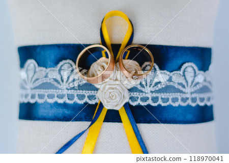 pair of gold wedding rings for a wedding ceremony 118970041