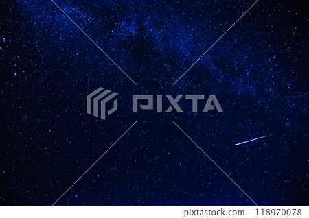 shooting star on the background of night starry sky 118970078