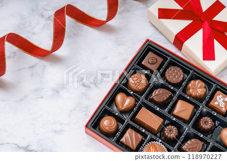 Presents, Valentine's Day, White Day, Chocolate, Birthday, Anniversary, Mother's Day, Wedding 118970227