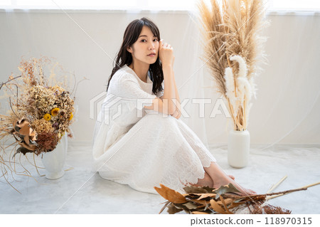 黑色長髮的年輕女子（美女圖片） 118970315