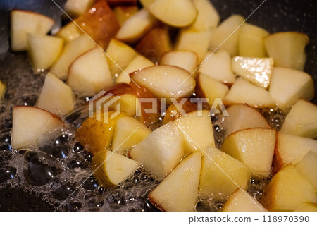 用切碎的蘋果製作蜜餞 118970390