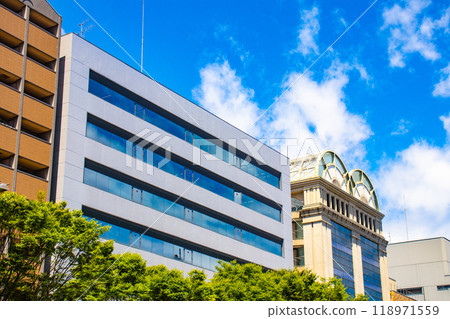 [Kyoto scenery] Sky and buildings on Oike Street 118971559