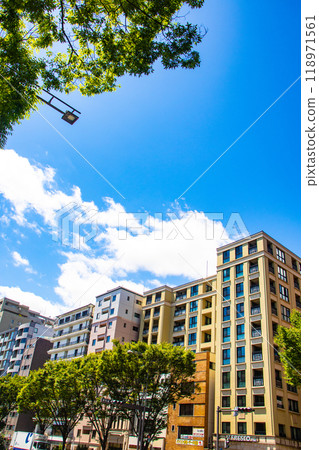 [Kyoto scenery] Sky and buildings on Oike Street 118971561