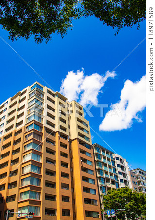 [Kyoto scenery] Sky and buildings on Oike Street 118971589