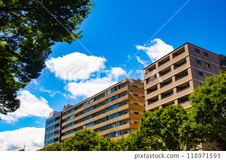 [Kyoto scenery] Sky and buildings on Oike Street 118971593