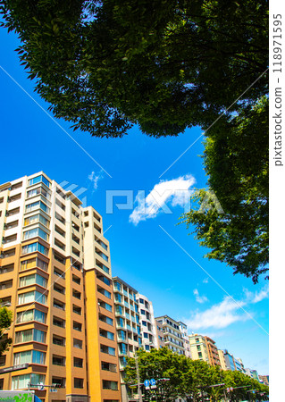 [Kyoto scenery] Sky and buildings on Oike Street 118971595