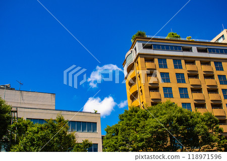 [Kyoto scenery] Sky and buildings on Oike Street 118971596