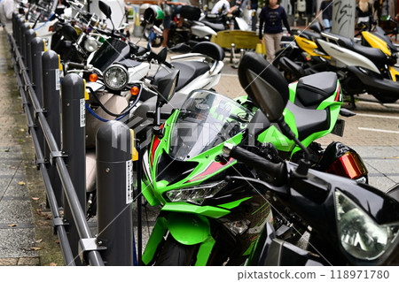 鎮上的摩托車停車場 鎮上的摩托車停車場 118971780