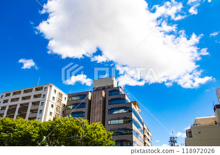 [Kyoto scenery] Sky and buildings on Oike Street 118972026