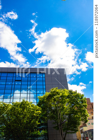 [Kyoto scenery] Sky and buildings on Oike Street 118972064