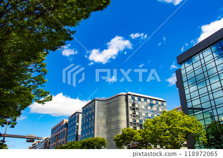 [Kyoto scenery] Sky and buildings on Oike Street 118972065