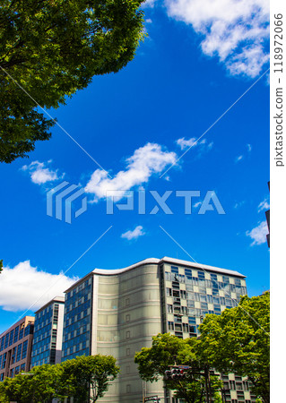 [Kyoto scenery] Sky and buildings on Oike Street 118972066