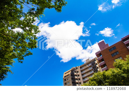 [Kyoto scenery] Sky and buildings on Oike Street 118972088