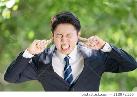 A businessman who closes his ears 118972136