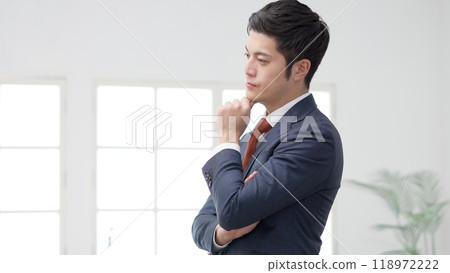 一個手放在下巴上的憂心忡忡的商人 118972222