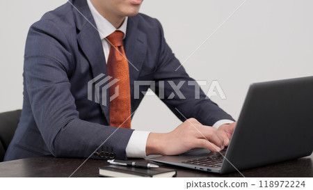 打字的商人的手 118972224