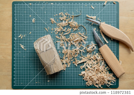 木雕花鳥雕刻工作場景 118972381