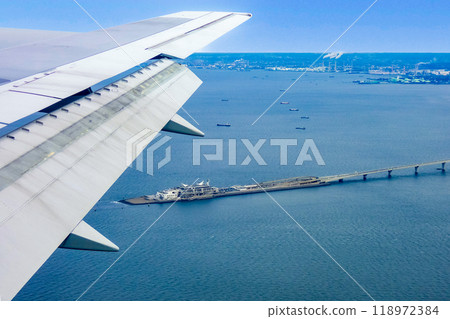 從飛機上看到的東京灣水上大橋和海螢 118972384