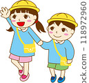 幼稚園小朋友舉手走路 118972960