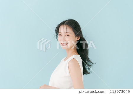 女人的頭髮在風中飄揚 118973049