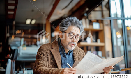 高級男士簽署文件 118973212