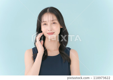 Portrait of a woman in her 30s 118973622